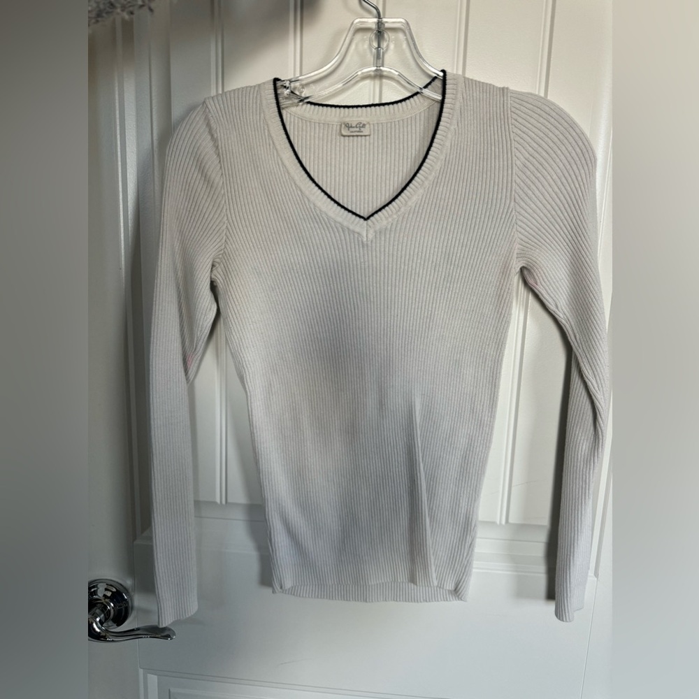 Long sleeve V-neck shirt